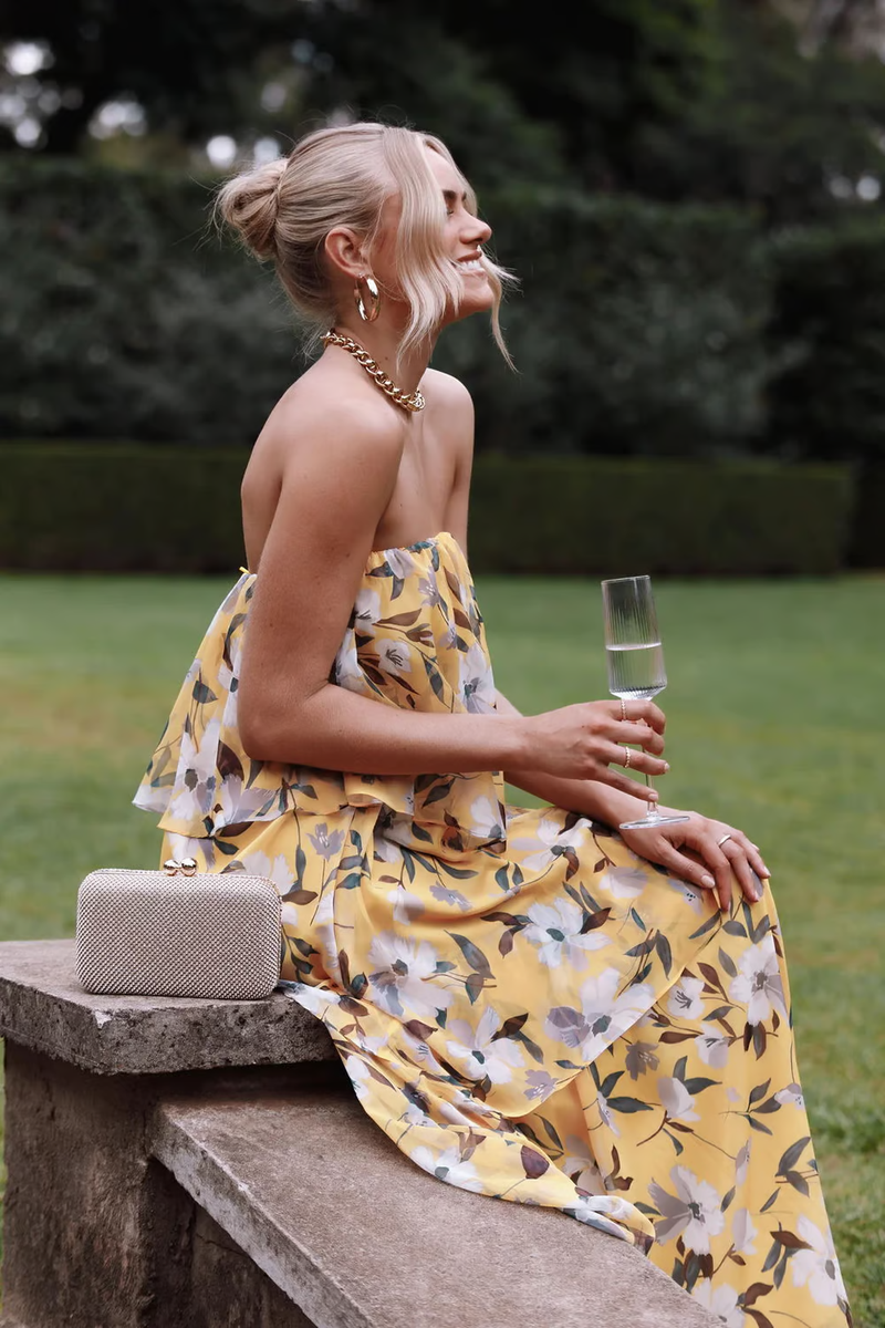 Sabrina - Lässiges trägerloses Maxikleid mit tropischen Stufenschichten