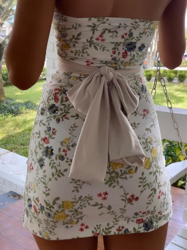 Maya – Trägerloses Minikleid mit Schleife hinten und ausgestelltem Rockdesign