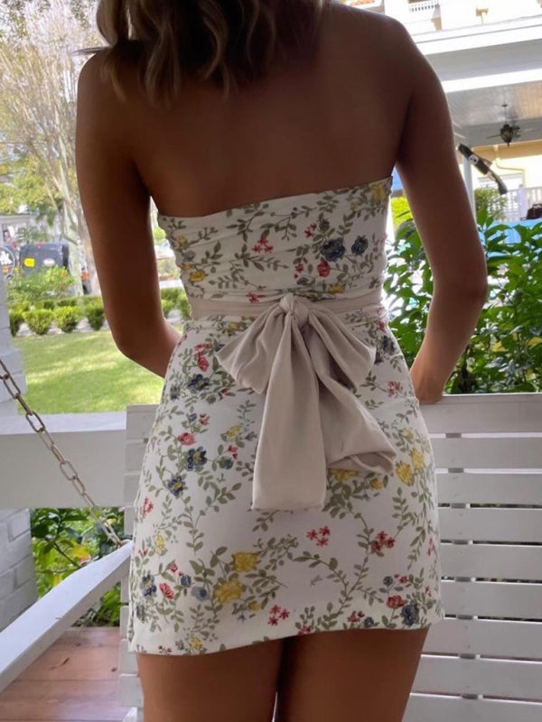 Maya – Trägerloses Minikleid mit Schleife hinten und ausgestelltem Rockdesign