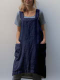 Elina – Luftiges Schürzenkleid mit fließender Form und raffinierten Taschendetails