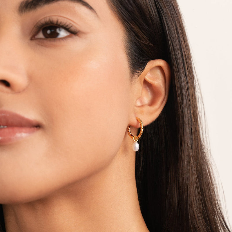 Bianca – Stilvolle Spiral Creolen mit eleganter baumelnder Perle