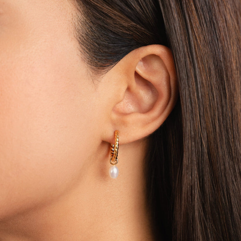 Bianca – Stilvolle Spiral Creolen mit eleganter baumelnder Perle