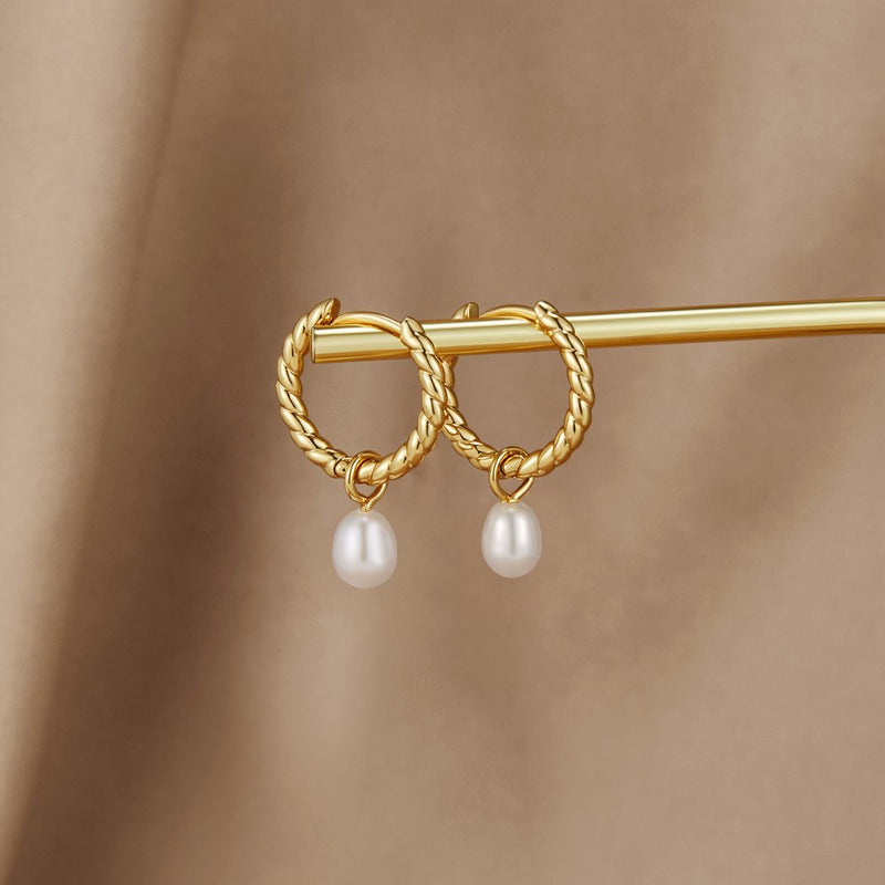 Bianca – Stilvolle Spiral Creolen mit eleganter baumelnder Perle