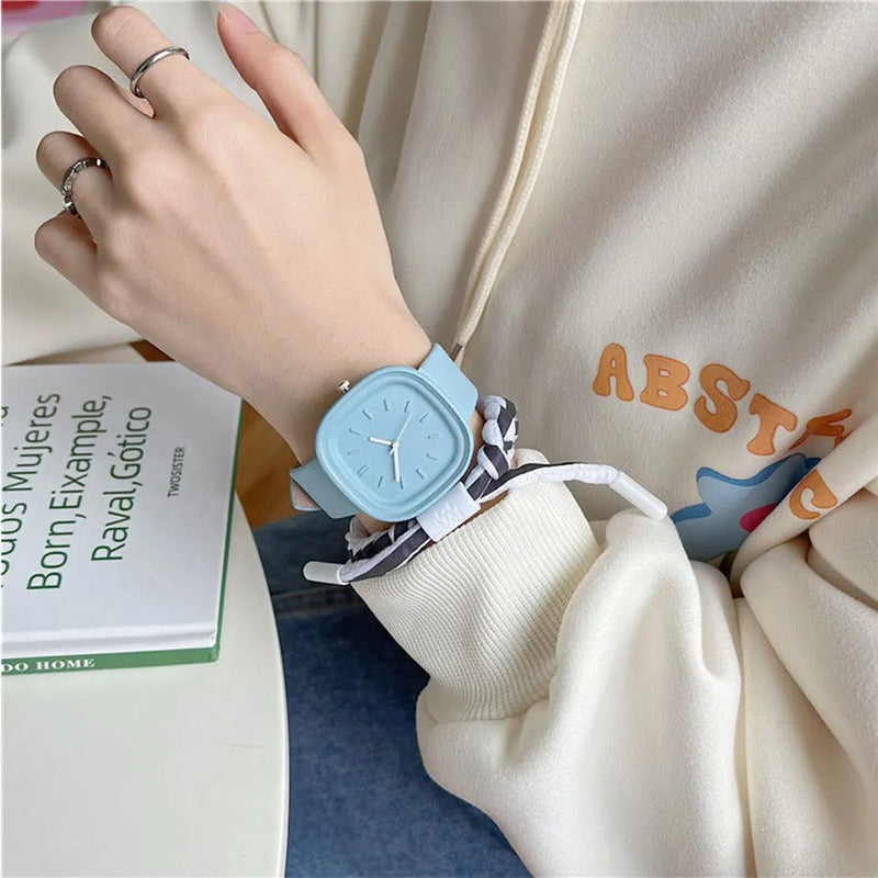 Anneliese – Modische Uhr mit quadratischem Zifferblatt und verstellbarem Armband