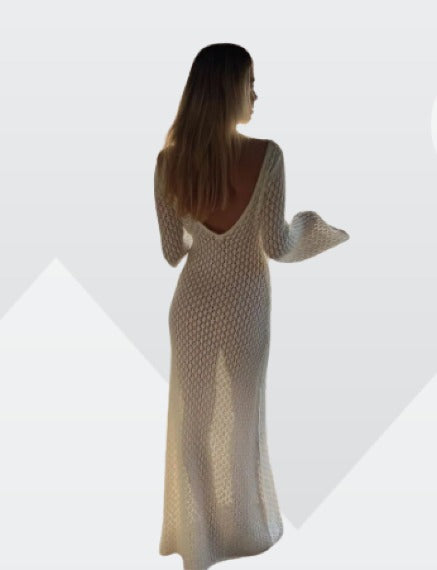 Zorana – Elegantes langes Kleid mit tiefem V Ausschnitt und ausgestellten Ärmeln mit rückenfreiem Entwerfen