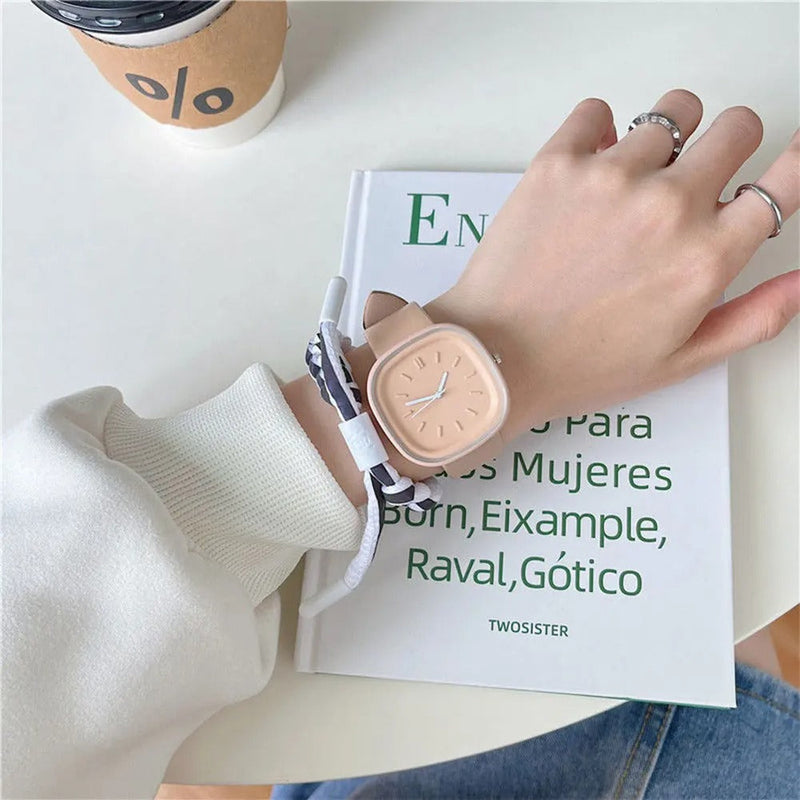 Anneliese – Modische Uhr mit quadratischem Zifferblatt und verstellbarem Armband