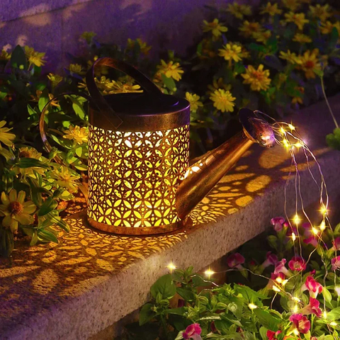 SolarGlow - Kabellose LED Solar Gießkanne mit Lichtern für Gartendekoration im Freien