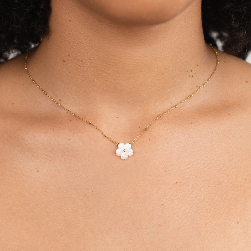 Enya – Elegante Halskette mit Blumenanhänger und verstellbarer Kette