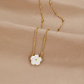 Enya – Elegante Halskette mit Blumenanhänger und verstellbarer Kette