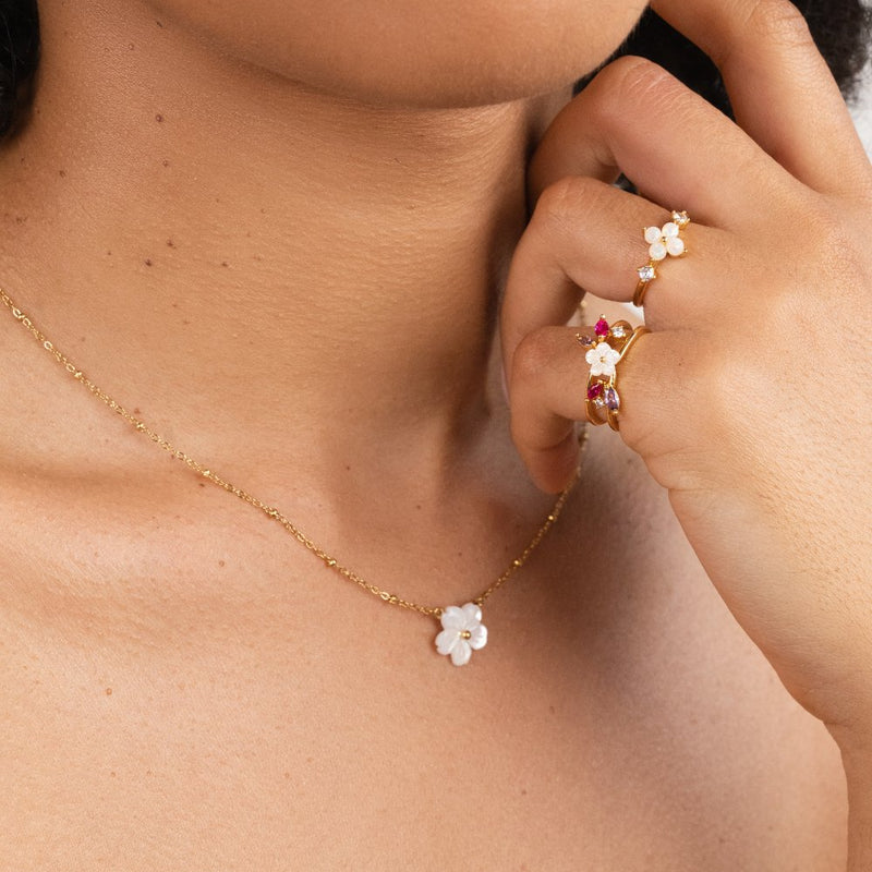 Enya – Elegante Halskette mit Blumenanhänger und verstellbarer Kette