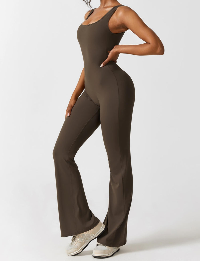 Sophia - Modischer ärmelloser ausgestellter Jumpsuit mit schmaler Passform und breiten Trägern