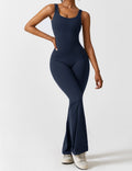 Sophia - Modischer ärmelloser ausgestellter Jumpsuit mit schmaler Passform und breiten Trägern