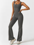 Sophia - Modischer ärmelloser ausgestellter Jumpsuit mit schmaler Passform und breiten Trägern